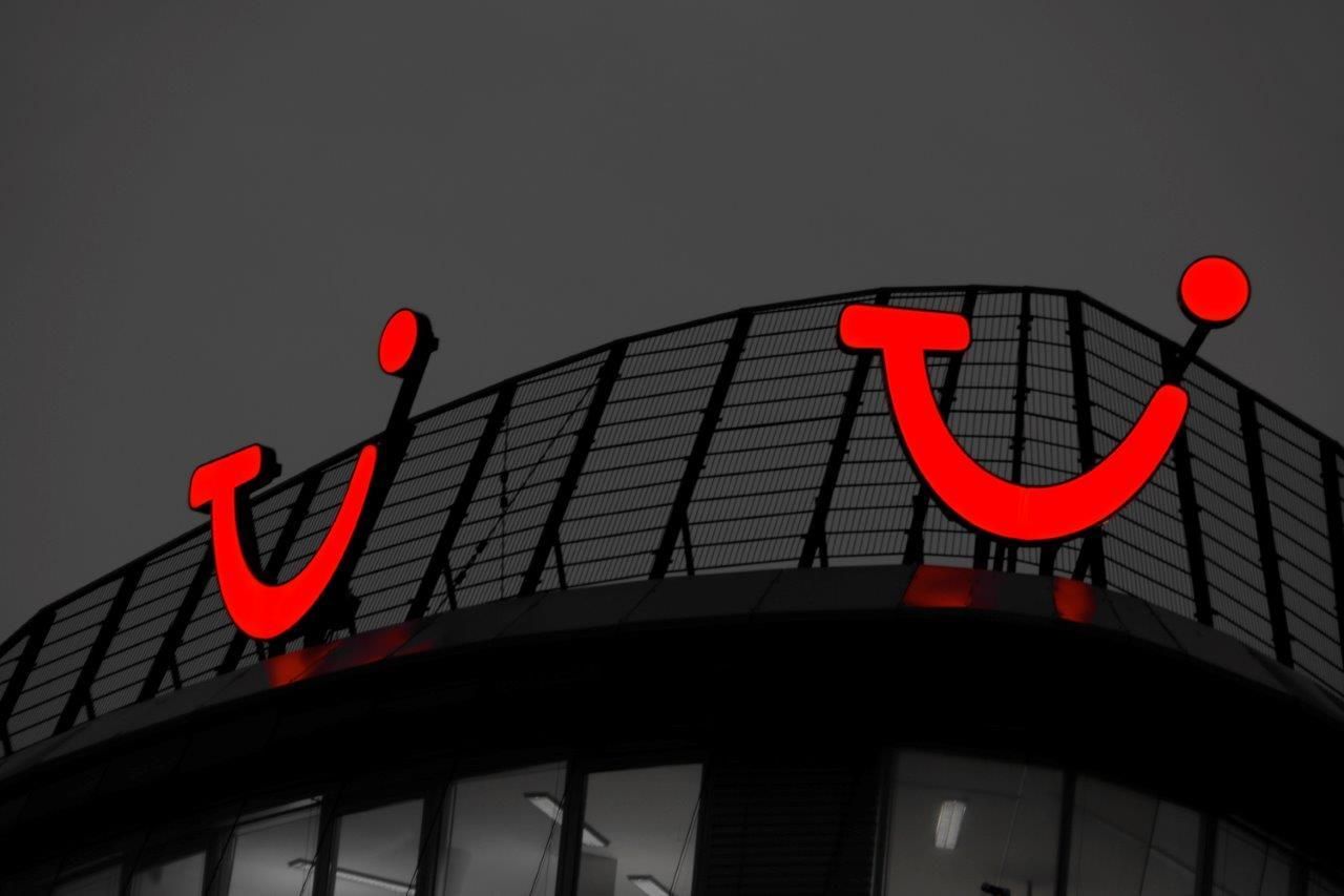 TUI Logo Frontleuchter rot auf Dach