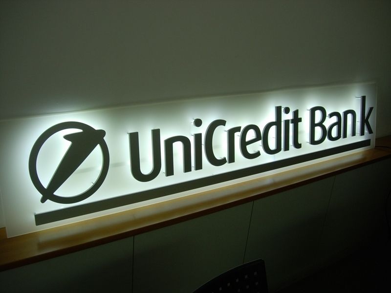 UniCredit Bank superflacher Rückleuchter