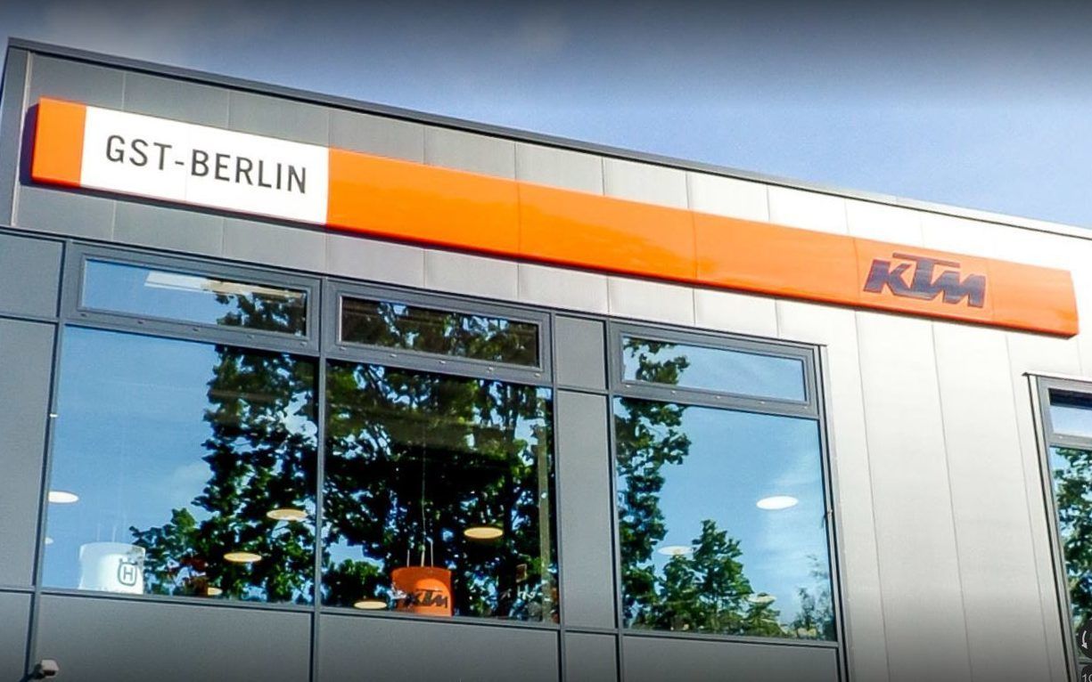 GST Berlin KTM Fassadenband