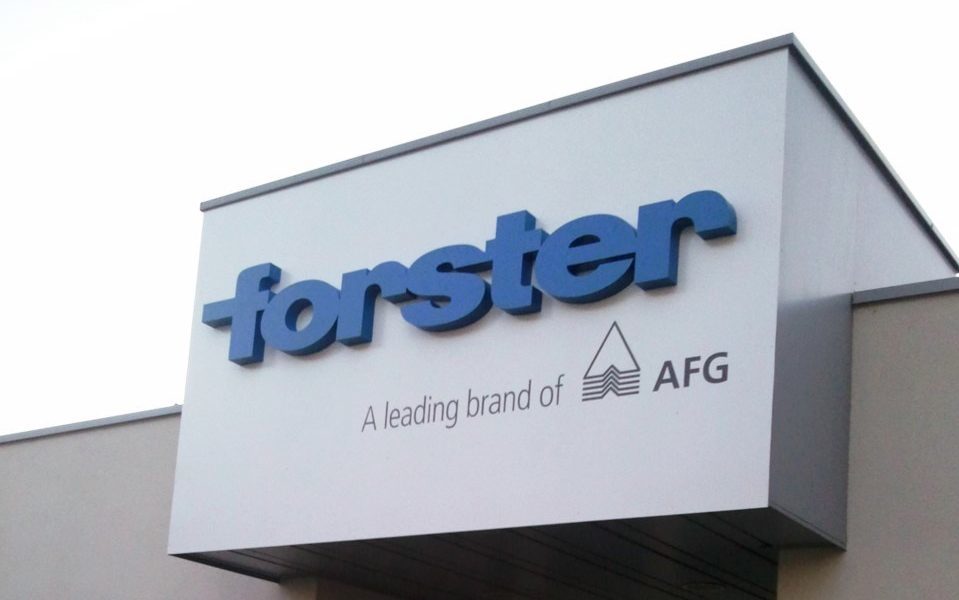 Unbeleuchtete Buchstaben forster – blauer Schriftzug an Fassade