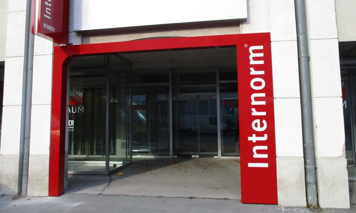 Torbogen Internorm – roter Eingangsrahmen am Schauraum