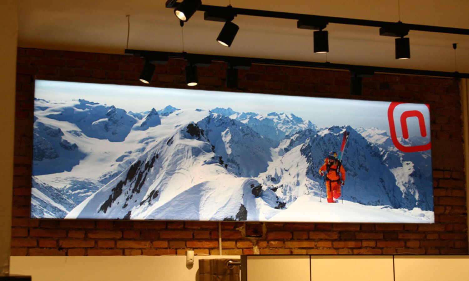 Textilspannrahmen Intersport – beleuchtetes Bergpanorama im Verkaufsraum