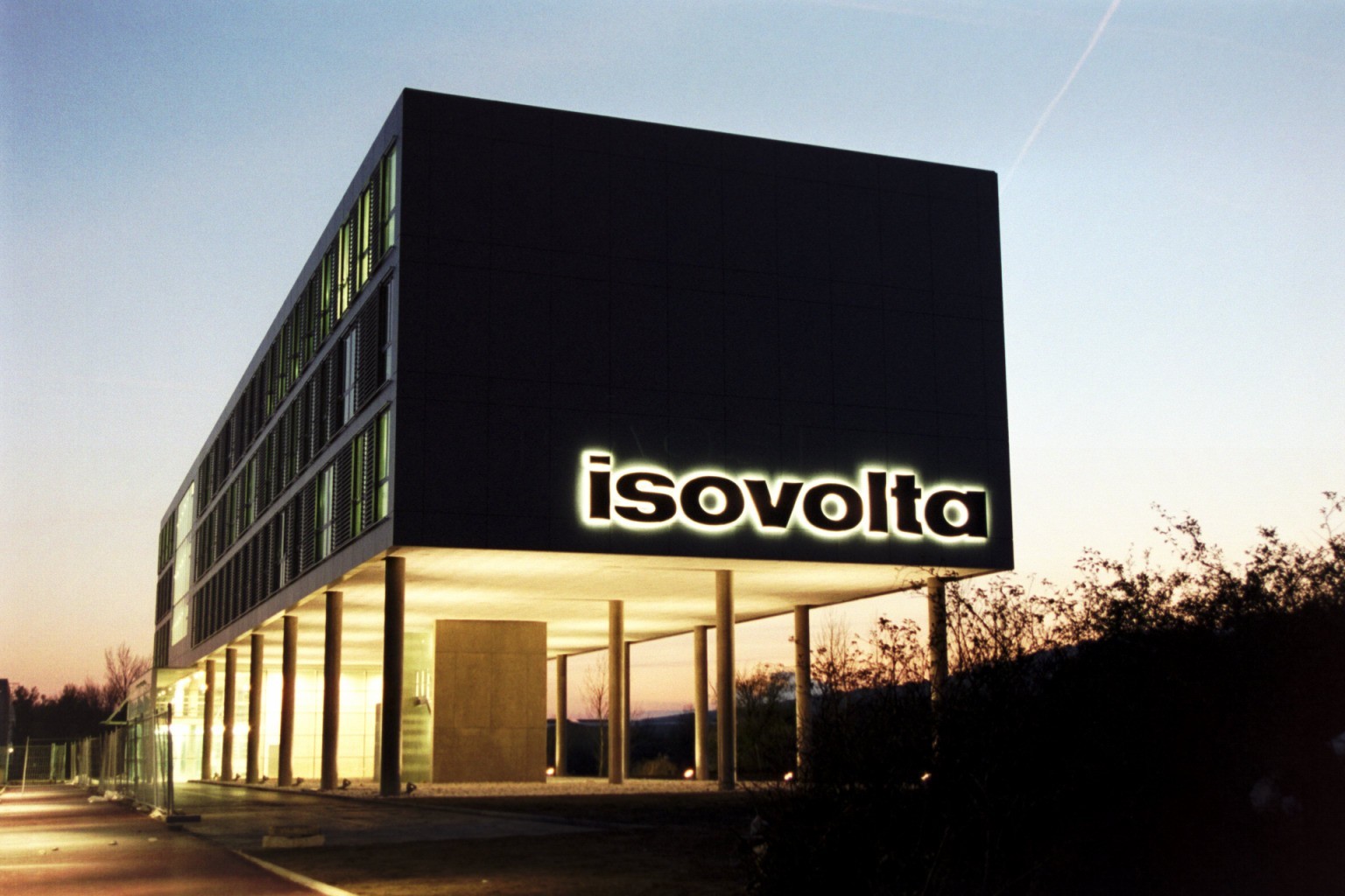 Rückleuchter Isovolta – Halo-Effekt an Fassade bei Nacht