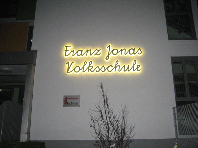 Superflache Buchstaben Franz Jonas Volksschule – beleuchteter Schriftzug