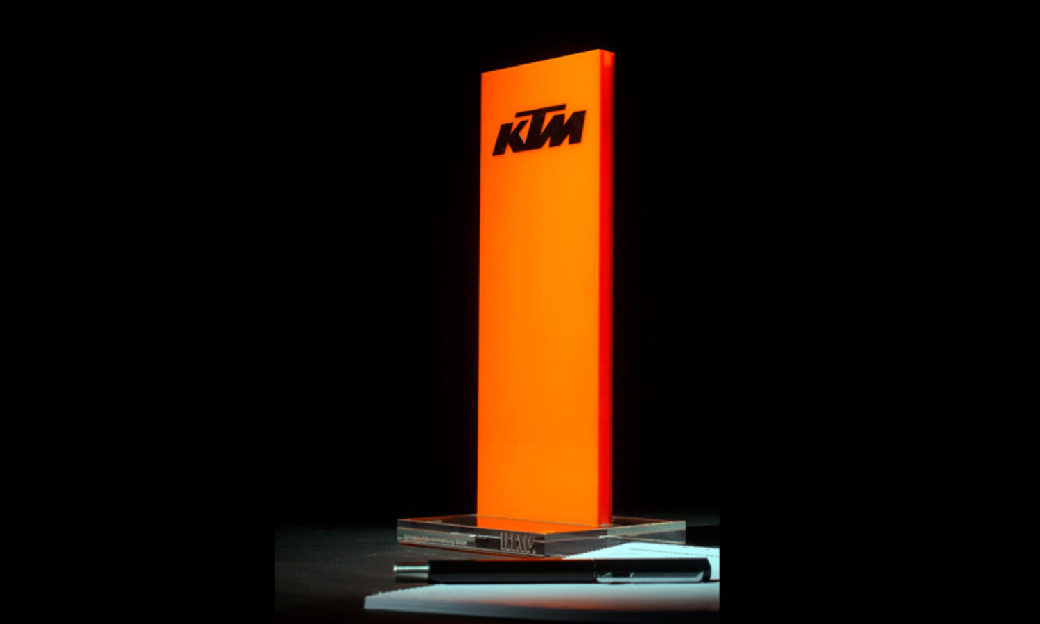 Tischpylon KTM – orangefarbener Acryl-Aufsteller mit Logo