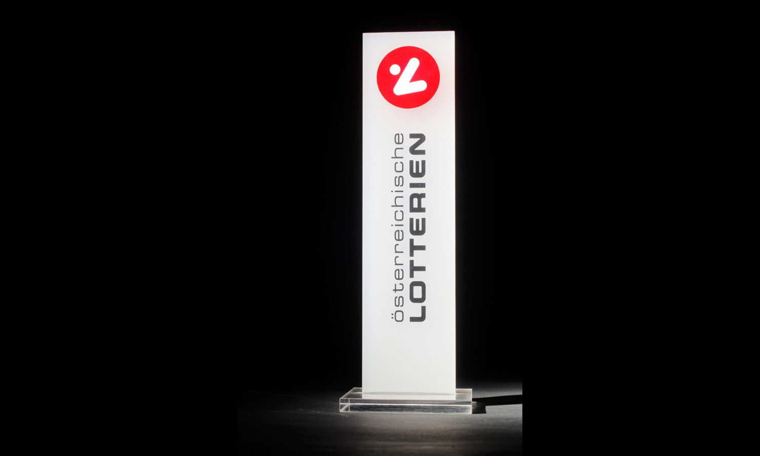 Tischpylon Österreichische Lotterien – weißer Acryl-Aufsteller mit Logo