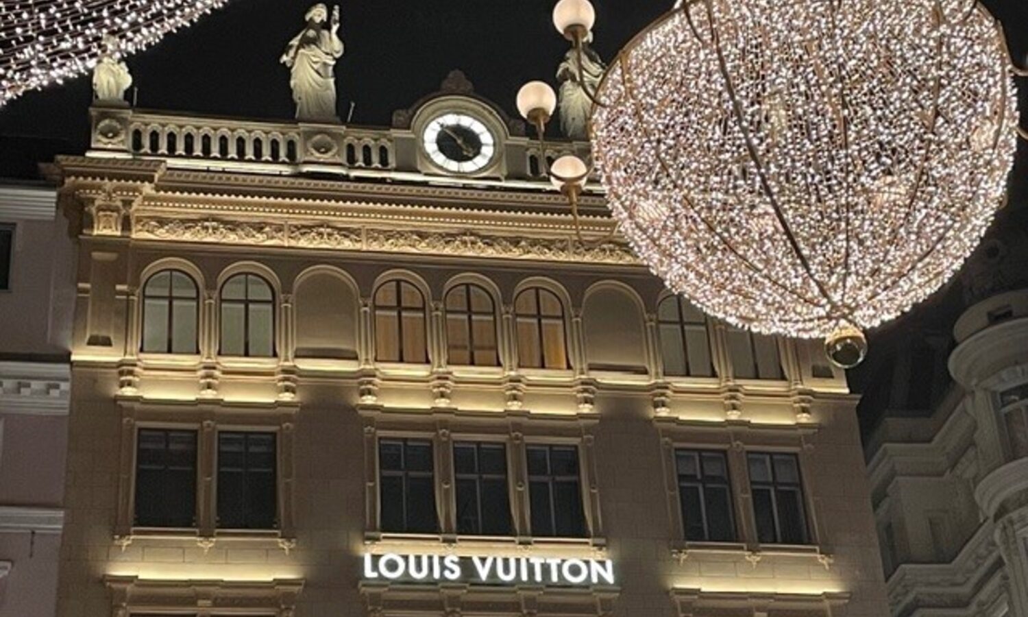 Einzelbuchstaben Louis Vuitton – beleuchtete Fassadenschrift