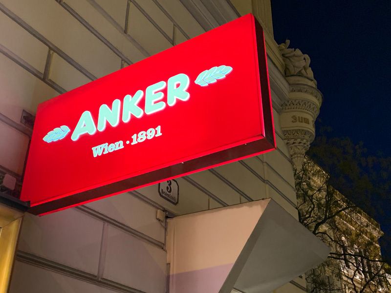 Anker Leuchtschild Nachtaufnahme