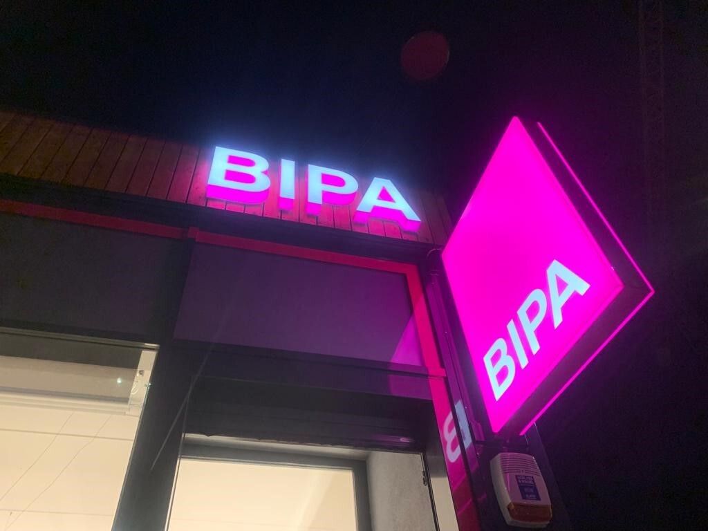 BIPA Einzelbuchstaben pink leuchtend mit Steckschild
