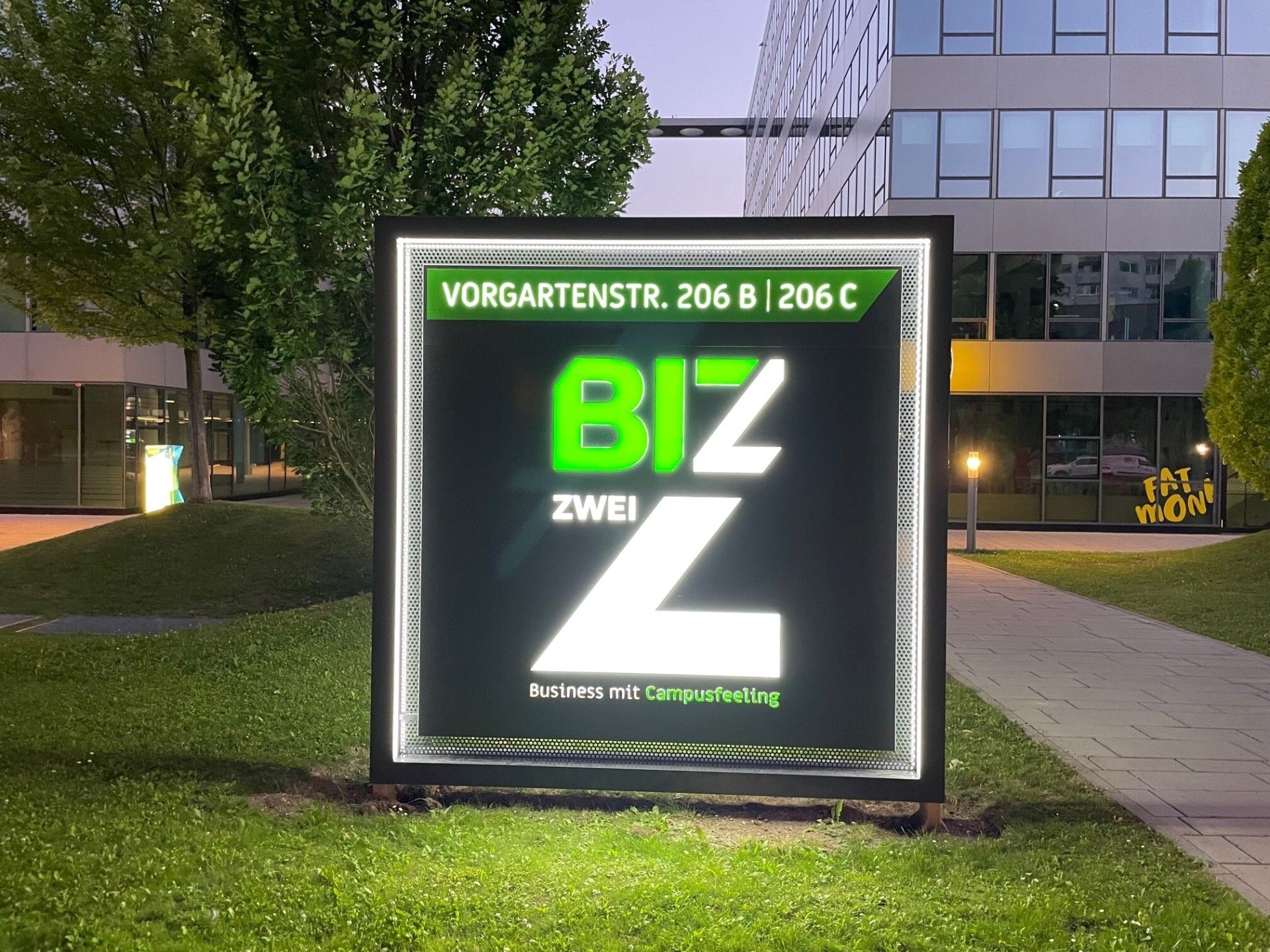 BIZ Zwei freistehendes Leuchtschild