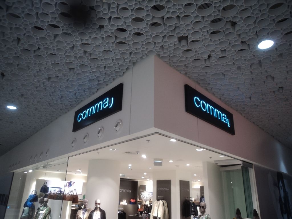 comma Modegeschäft Leuchtschild