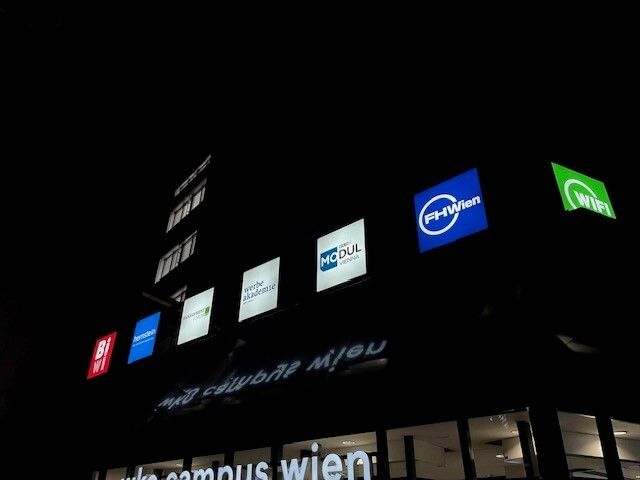 Diverse Leuchtschilder WKO Campus Wien