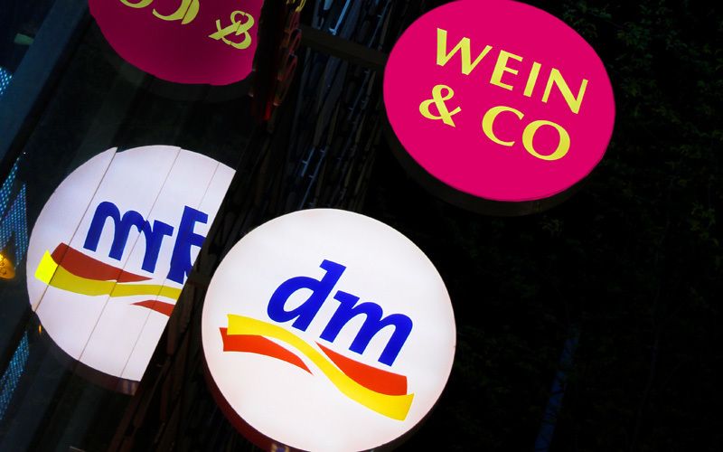 dm und Wein & Co runde Leuchtschilder