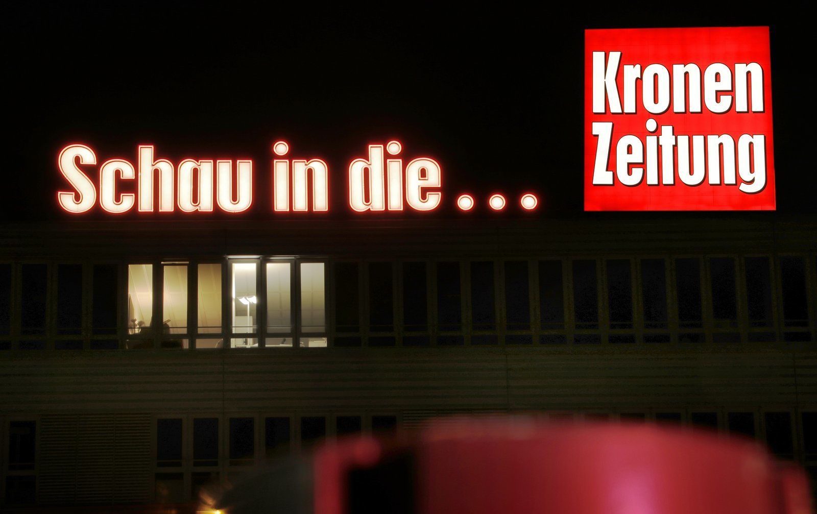 Kronen Zeitung Frontleuchter Spannfolienschild