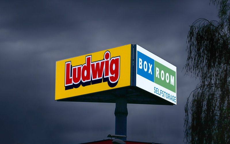 Ludwig und Box Room Selfstorage Pylonschild