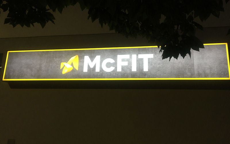 McFIT Leuchtschild