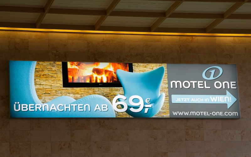 Motel One Spannfolienschild
