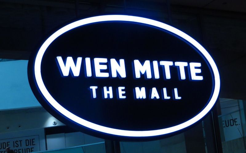 Wien Mitte The Mall ovales Leuchtschild