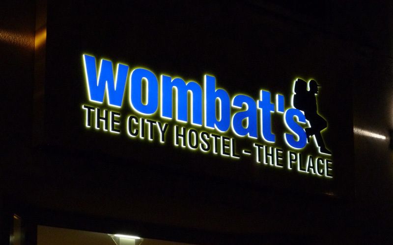 Wombat's City Hostel Leuchtschild