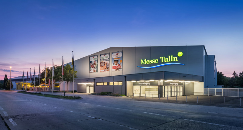 Frontleuchter Messe Tulln – beleuchtete Fassadenschrift