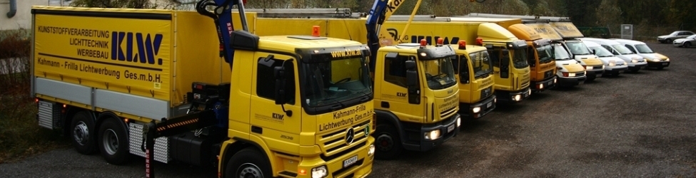 Fuhrpark der KLW Lichtwerbung mit Kran-LKW und Servicefahrzeugen