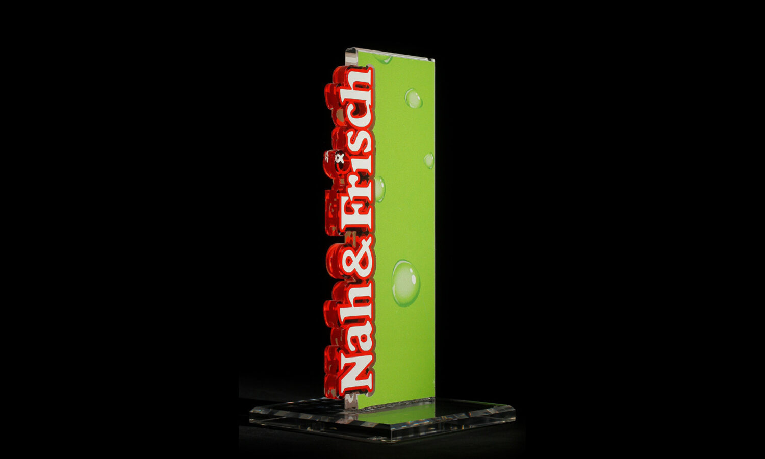 Tischpylon Nah & Frisch – grüner Acryl-Aufsteller mit 3D-Schriftzug