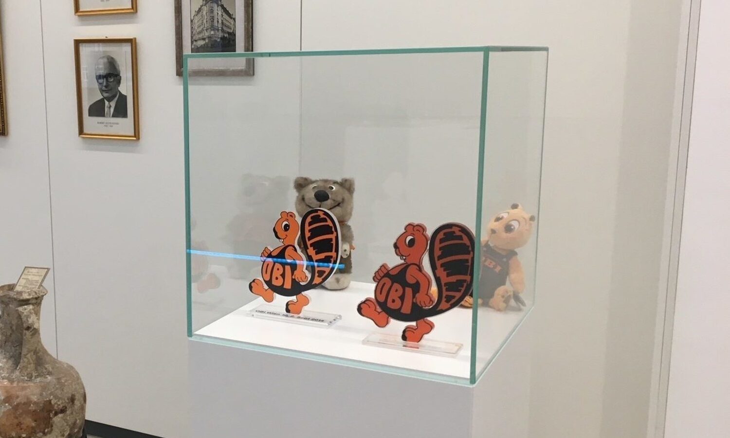 OBI Tischpylone – Acryl-Aufsteller mit OBI-Biber in Vitrine