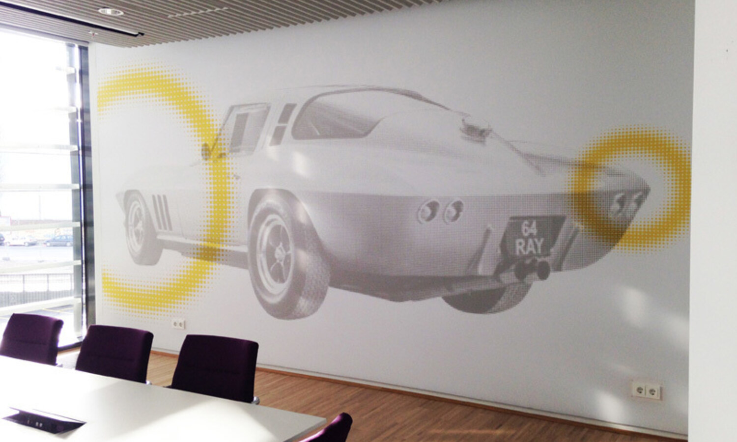 Textilspannrahmen ÖAMTC – Wandgrafik mit Oldtimer im Konferenzraum