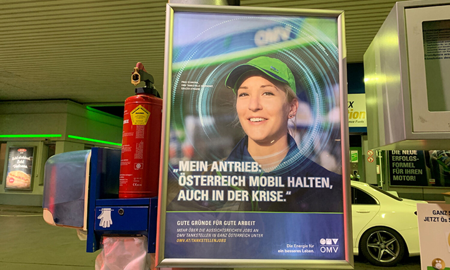LED Posterrahmen an OMV Tankstelle – beleuchtetes Werbeposter im Außenbereich