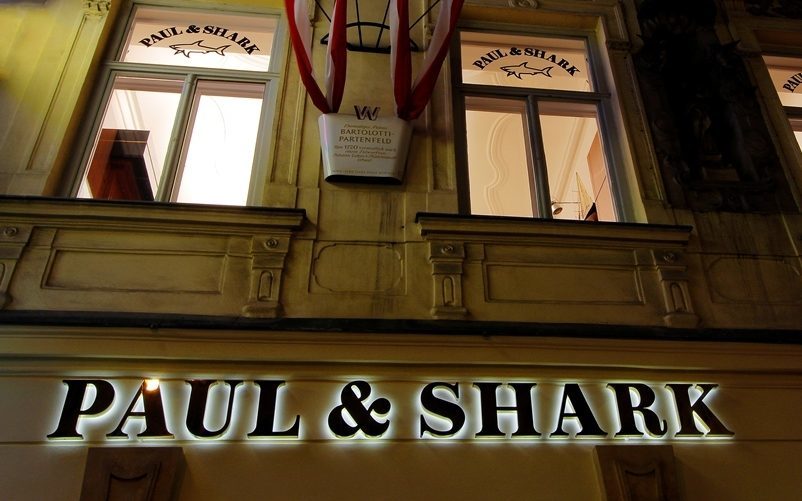 Rückleuchter Paul & Shark – beleuchteter Schriftzug mit Halo-Effekt