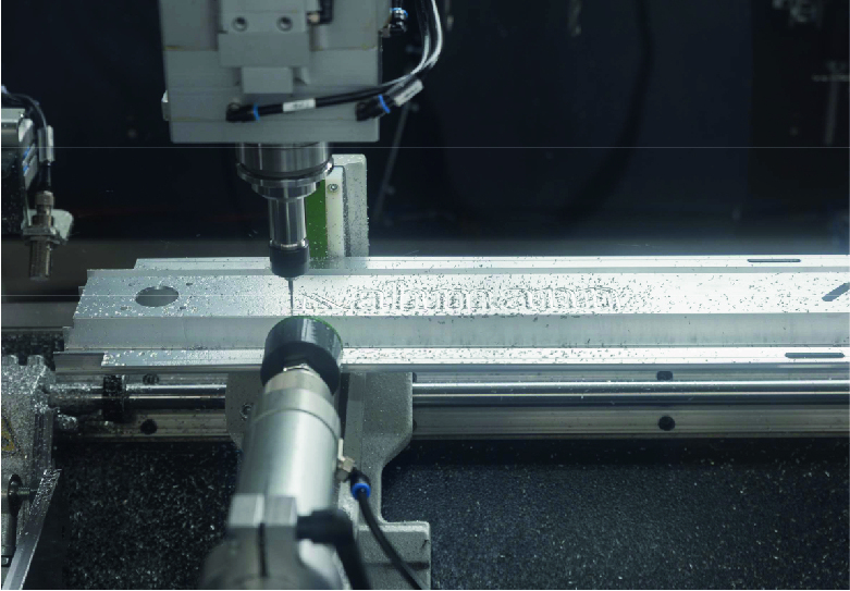 CNC-Fräsbearbeitung eines Aluminiumprofils in der KLW Werkstätte