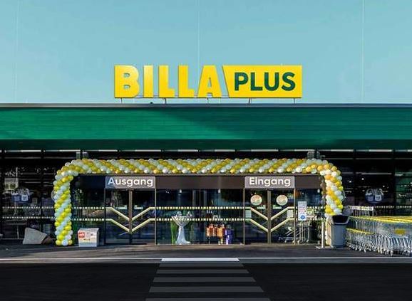 BILLA Plus – Filiale mit Dachschriftzug bei Eröffnung