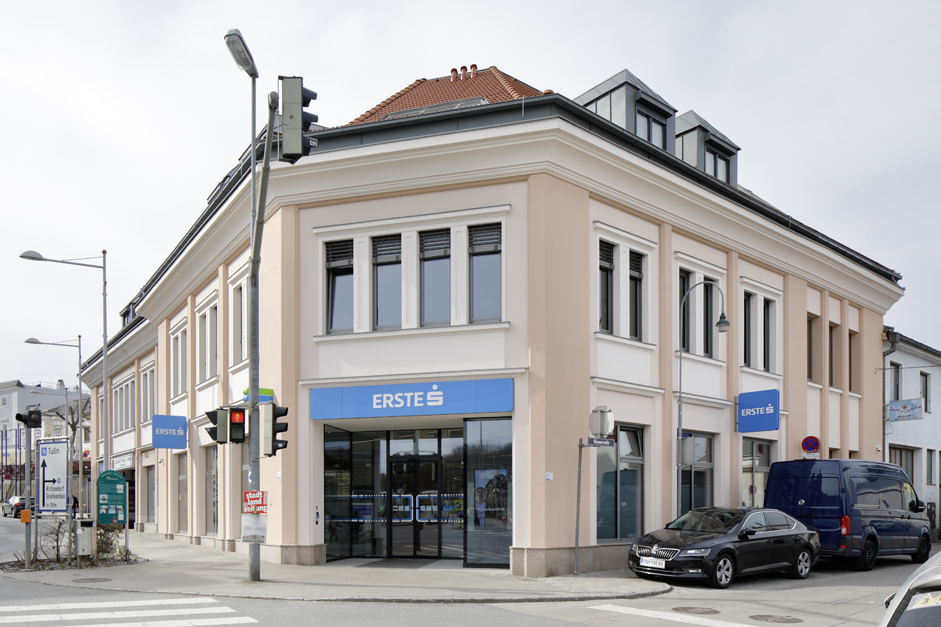 ERSTE Bank Filiale in klassischem Blau-Weiß – Eckgebäude mit beleuchtetem Schild und Pylon