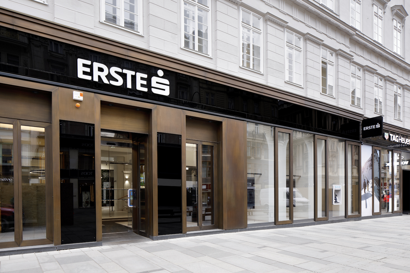 ERSTE Bank Filiale am Wiener Graben – Außenansicht mit weiß leuchtenden Einzelbuchstaben auf schwarzen Glasflächen