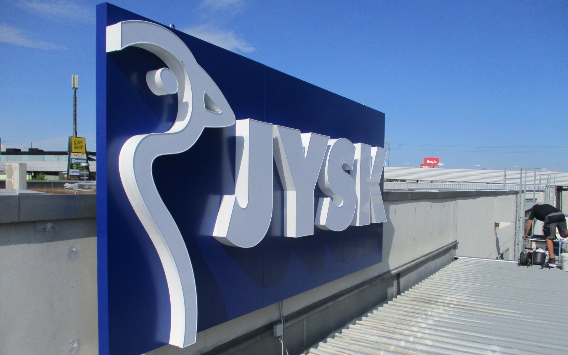JYSK – neues Logo auf Dachblende mit dreidimensionalen Einzelbuchstaben