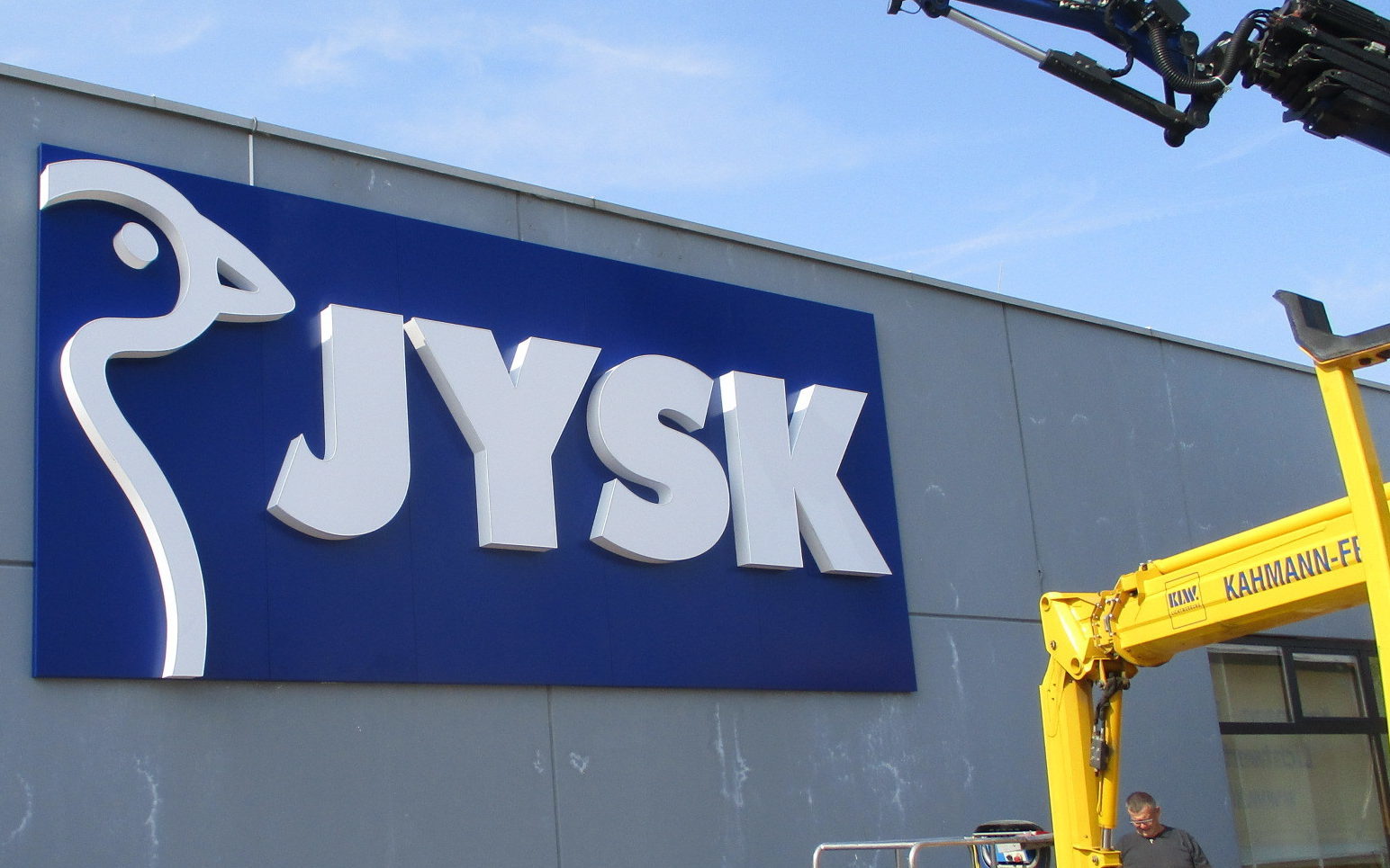 JYSK – Montage der neuen Frontleuchter auf Alucobondwanne