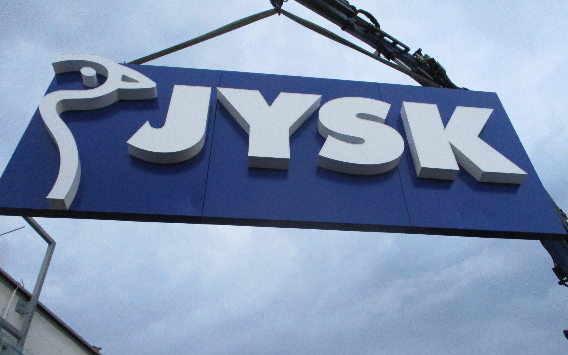 JYSK – freistehender Werbeträger mit neuem Logo bei Demontage/Montage per Kran