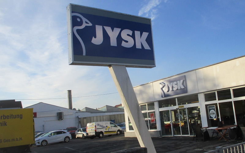 JYSK – Pylon vor bestehender Filiale mit neuem CI-Design