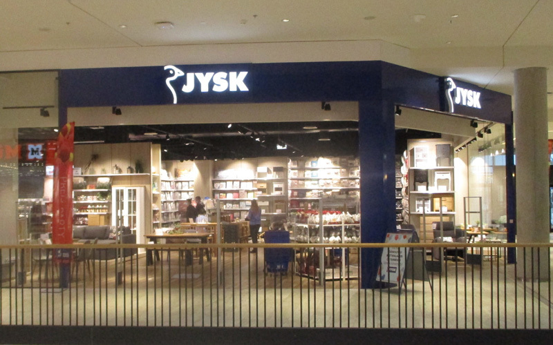 JYSK – Innenwerbung im Einkaufszentrum mit beleuchtetem Schriftzug