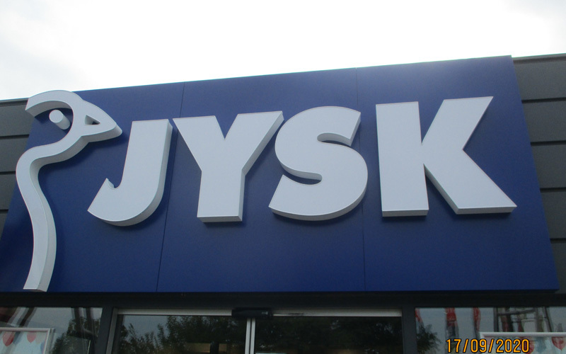 JYSK – Frontleuchter Detail bei Tag