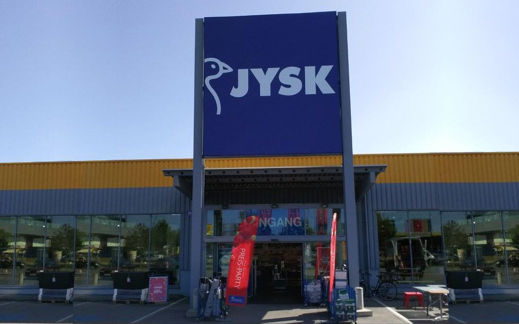 JYSK – großflächiger Spannfolien-Werbeturm an der Filiale