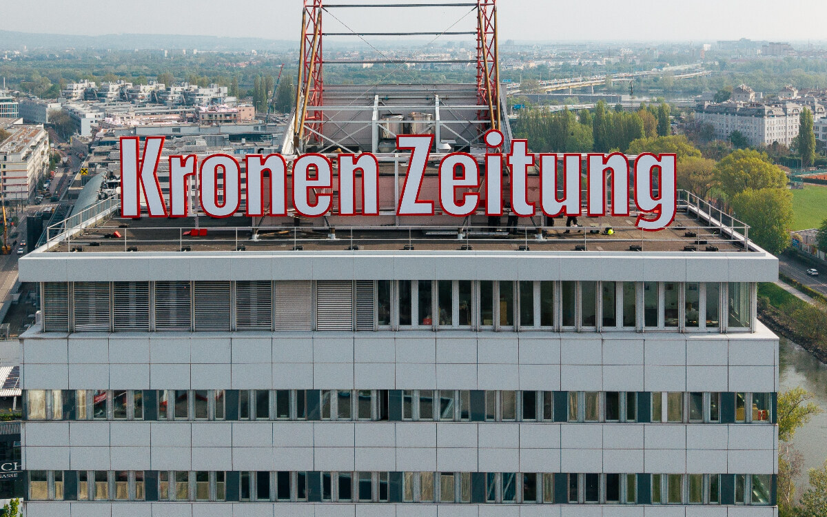 KRONE Lichtwerbung auf moderne LED-Technologie umgerüstet