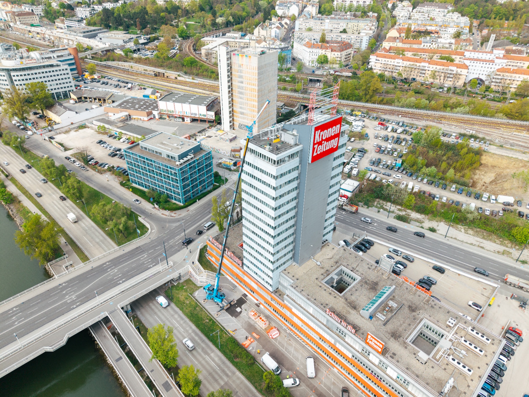 100-Tonnen-Kran an der KRONE Baustelle während der Montage
