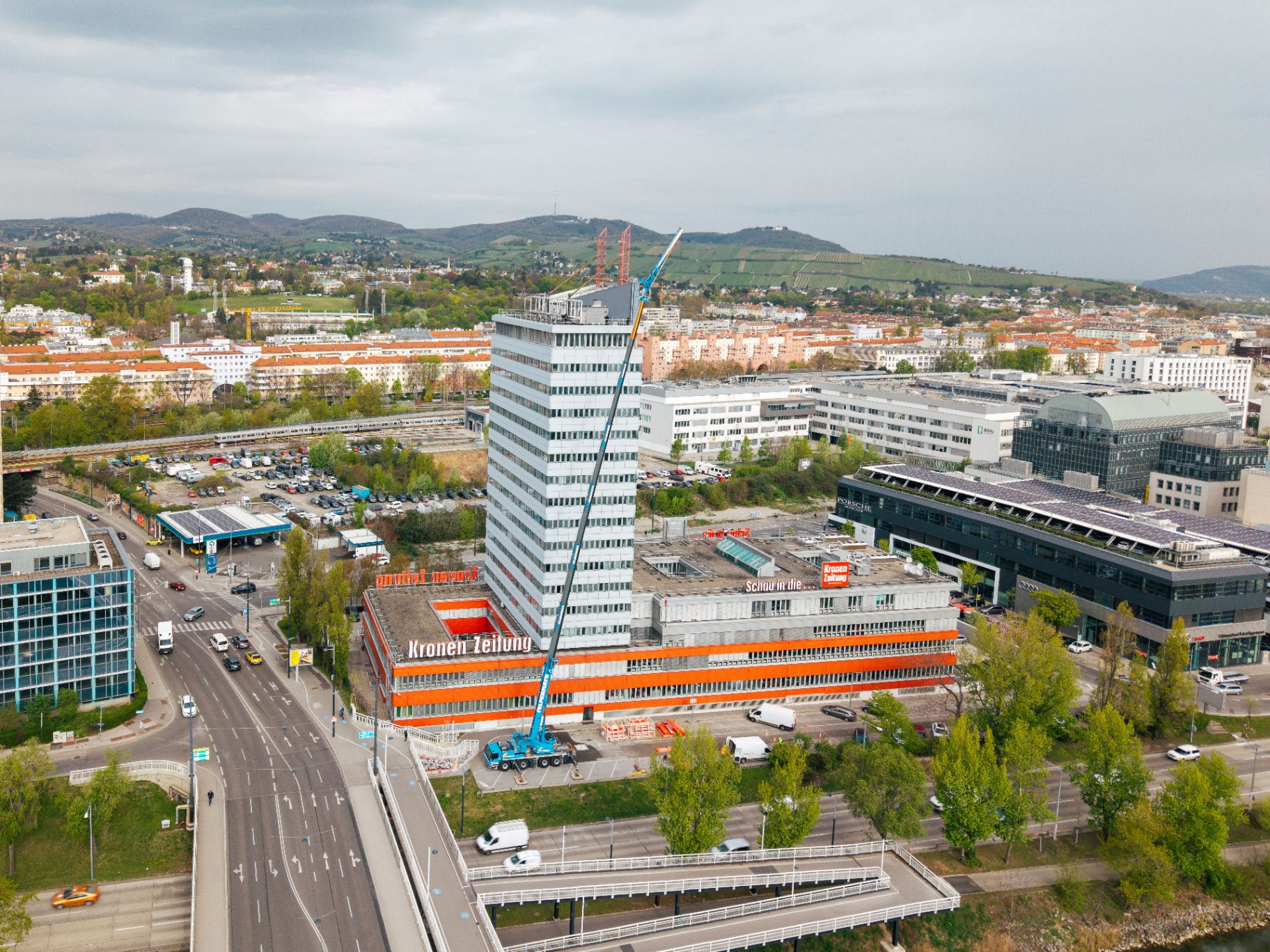 KRONE Hochhaus mit Wienerwald im Hintergrund – Gesamtansicht der modernisierten Anlage