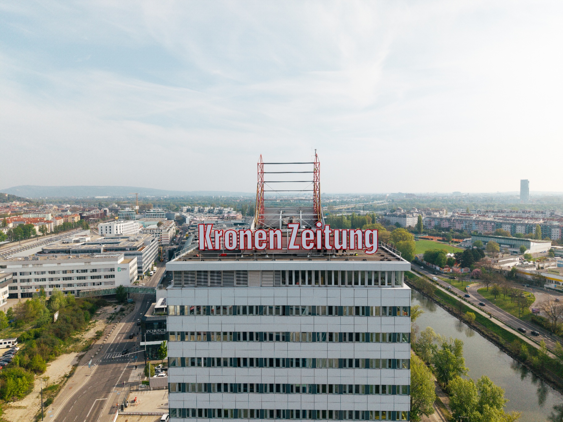 KRONE Schriftzug – fertig montierte Anlage in der Totalen