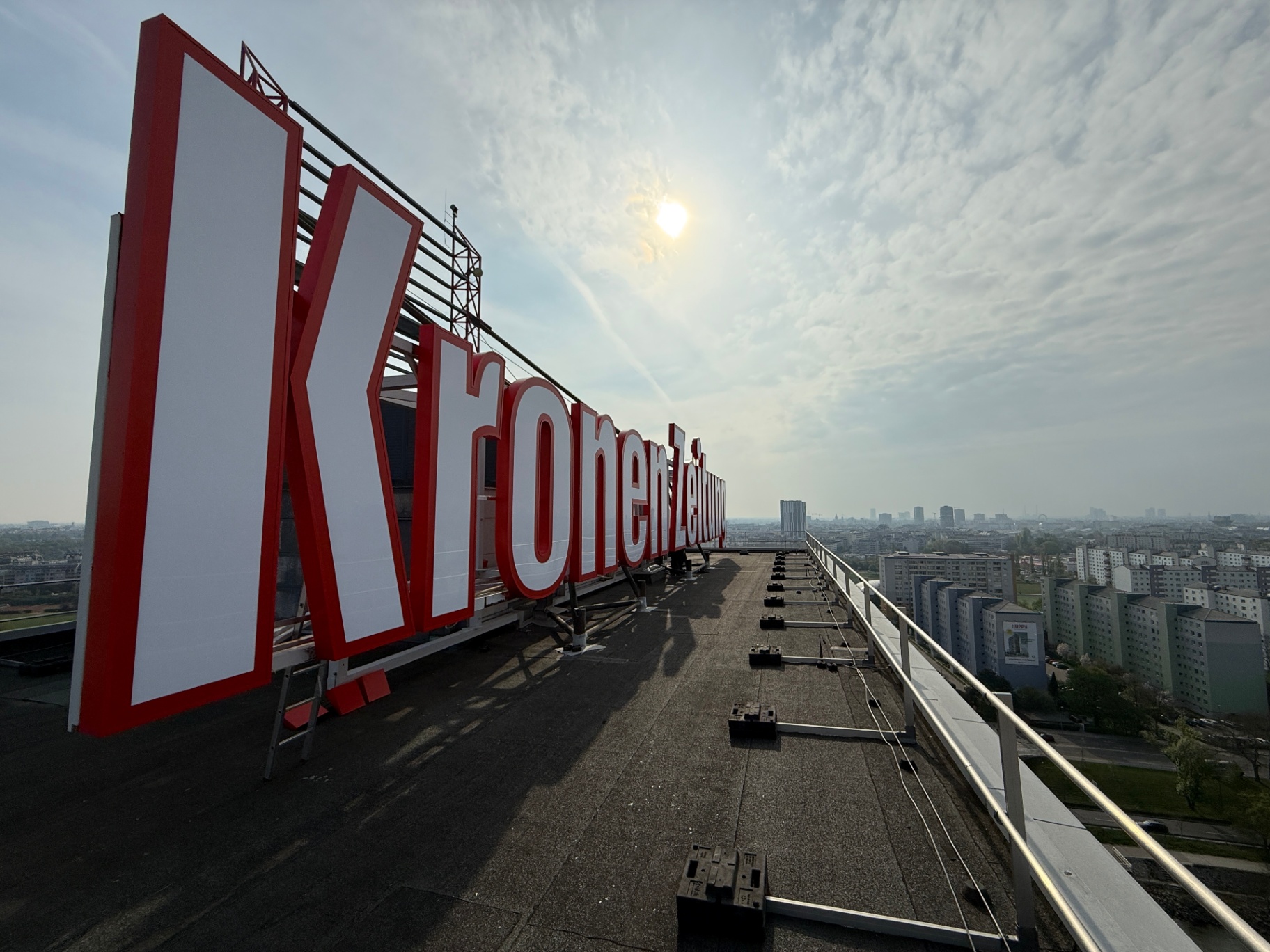 KRONE Schriftzug – Detailansicht der neuen LED-Frontleuchter auf dem Dach