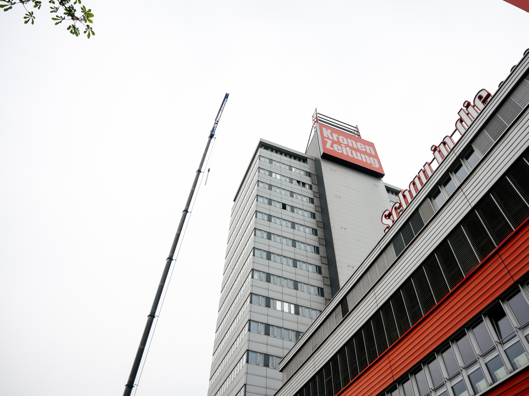 KRONE Hochhaus – Untersicht mit Kran während der Demontage