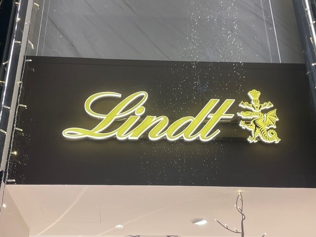 Lindt & Sprüngli Lichtwerbung – Detailansicht der beleuchteten Acrylbuchstaben