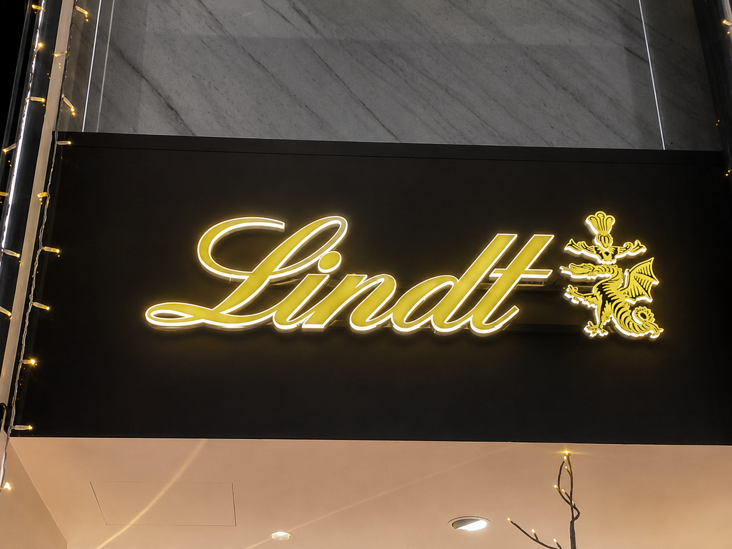 Lindt & Sprüngli Lichtwerbung – Detailansicht der beleuchteten Acrylbuchstaben