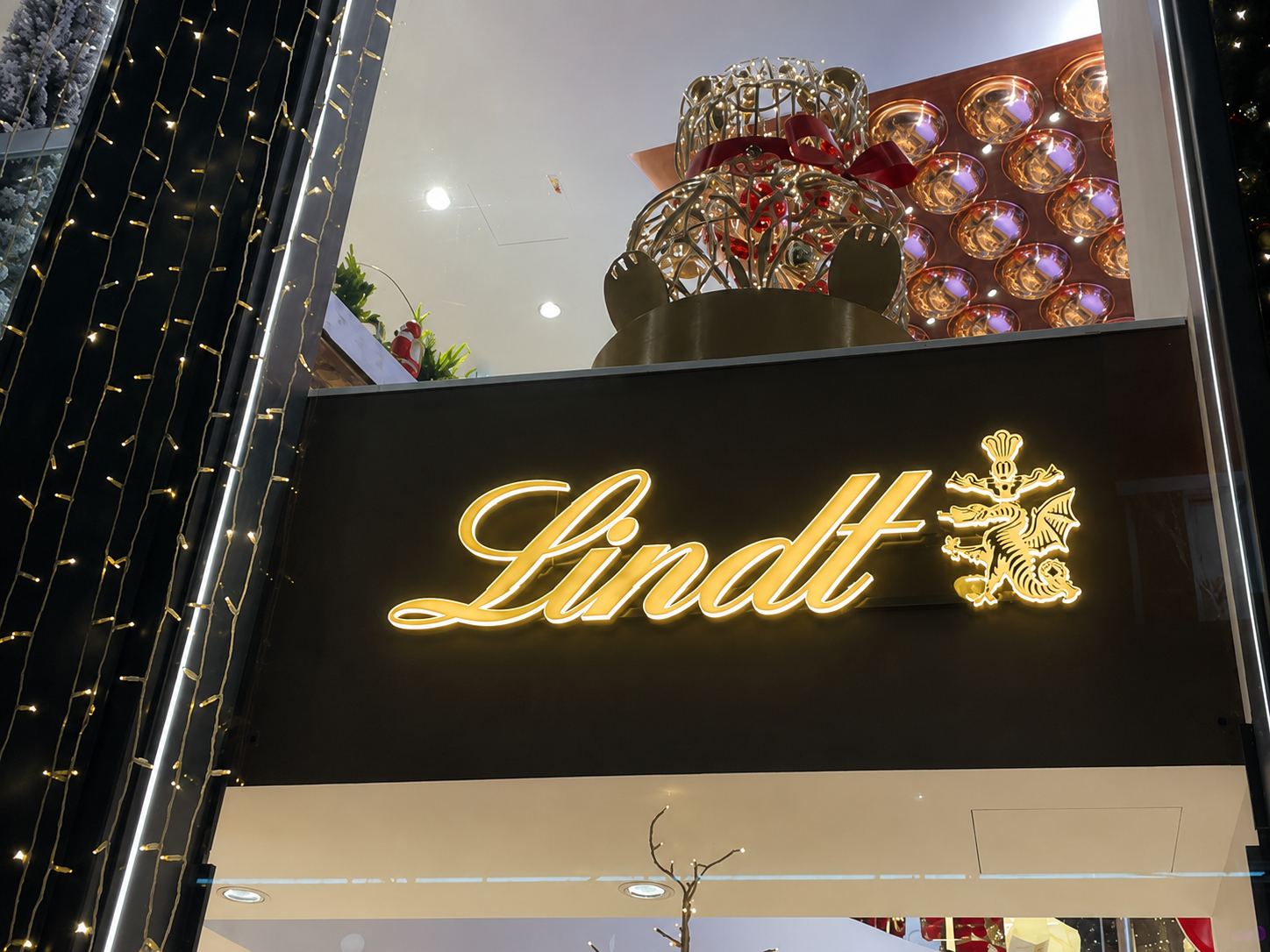 Lindt & Sprüngli Flagshipstore Wien – Lichtwerbung bei Nacht